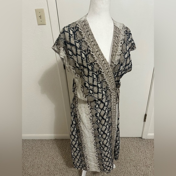 JOIE BETHWYN SNAKESKIN PRINT SHORT SLEEVE V-NECK WRAP DRESS PORCELA Sz L - Picture 3 of 9